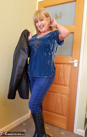 TAC Amateurs invite you to explore xxx pics with Lornablu in play with pussy scene