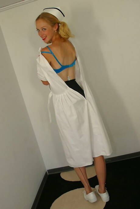 Stockings VR offers a free pic gallery with Minnie and Mary exhibit perfect body