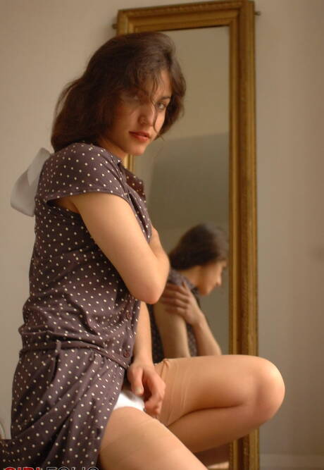 Girl Folio picture collection featuring Steffi demonstrating perfect body